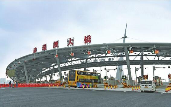 港珠澳大橋通車首日澳門口岸查驗出入境旅客逾1.2萬人次，通關(guān)環(huán)境和運作情況良好