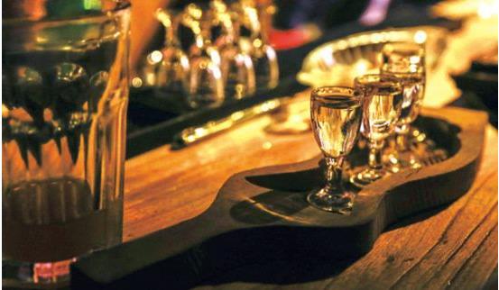 隨著消費(fèi)升級，未來白酒行業(yè)將呈現(xiàn)高端放緩、次高端和中高端仍呈升級型增長