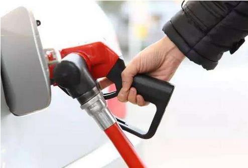 國內(nèi)汽、柴油價格每噸分別降低540元和520元，部分地區(qū)油價重回6元時代