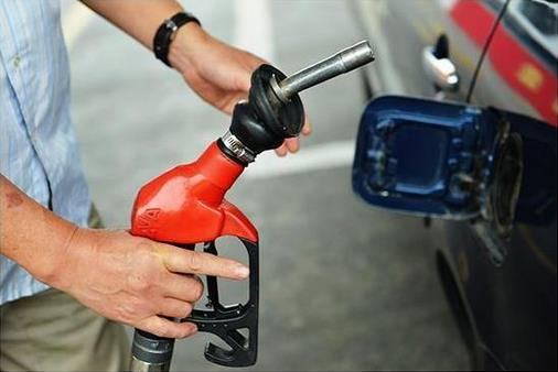 國內(nèi)油價料迎來“三連跌”，創(chuàng)有史以來最大的下調(diào)幅度