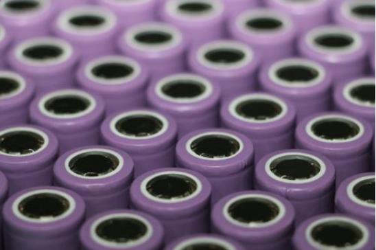 多晶硅料環(huán)節(jié)為國(guó)內(nèi)在光伏產(chǎn)業(yè)鏈中發(fā)展相對(duì)滯后的環(huán)節(jié)，尚存替代空間